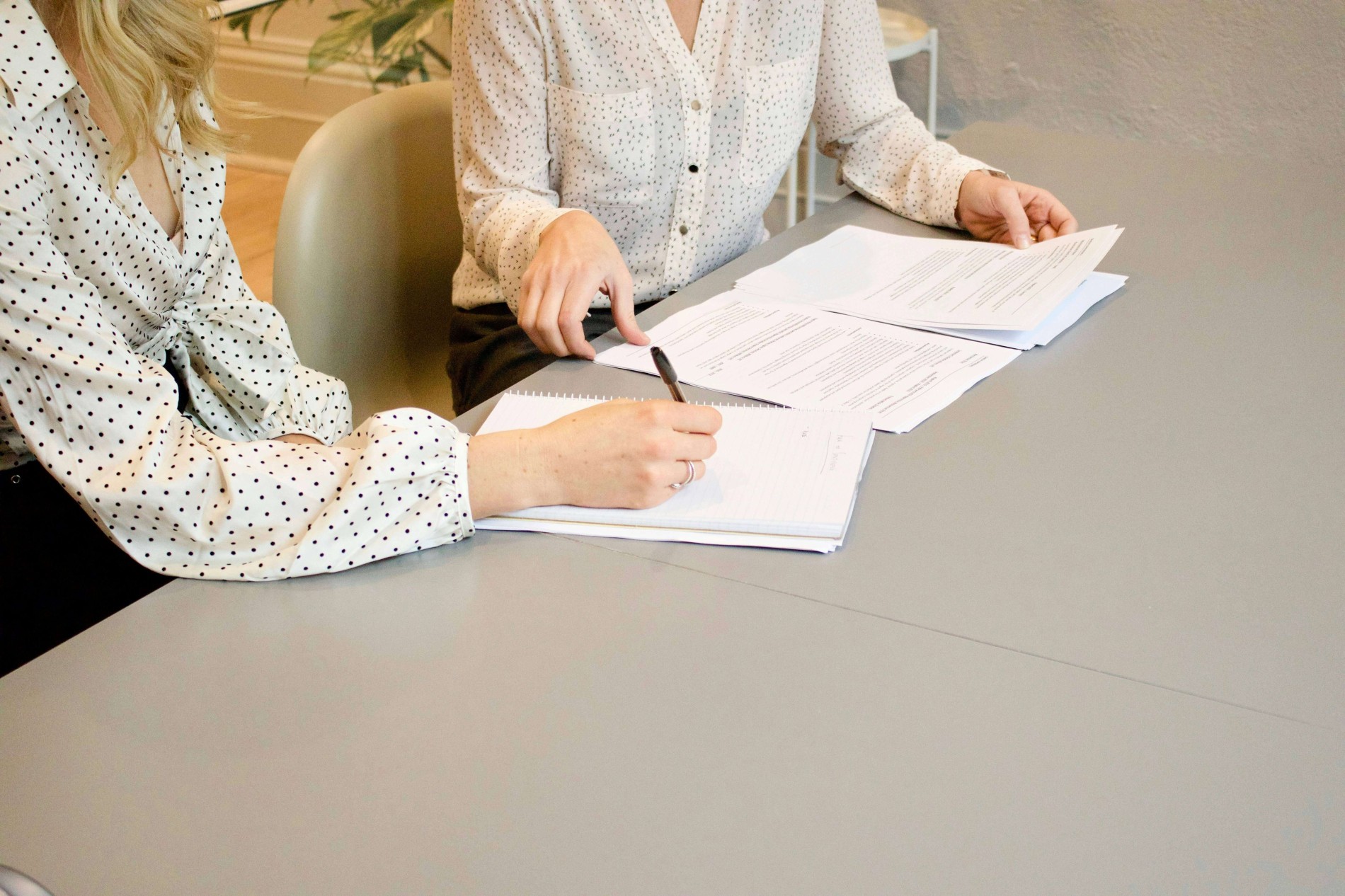 Consulenti aste immobiliari che analizzano documenti e strategie con il cliente